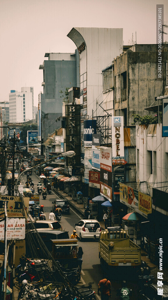 繁忙都市街道景象