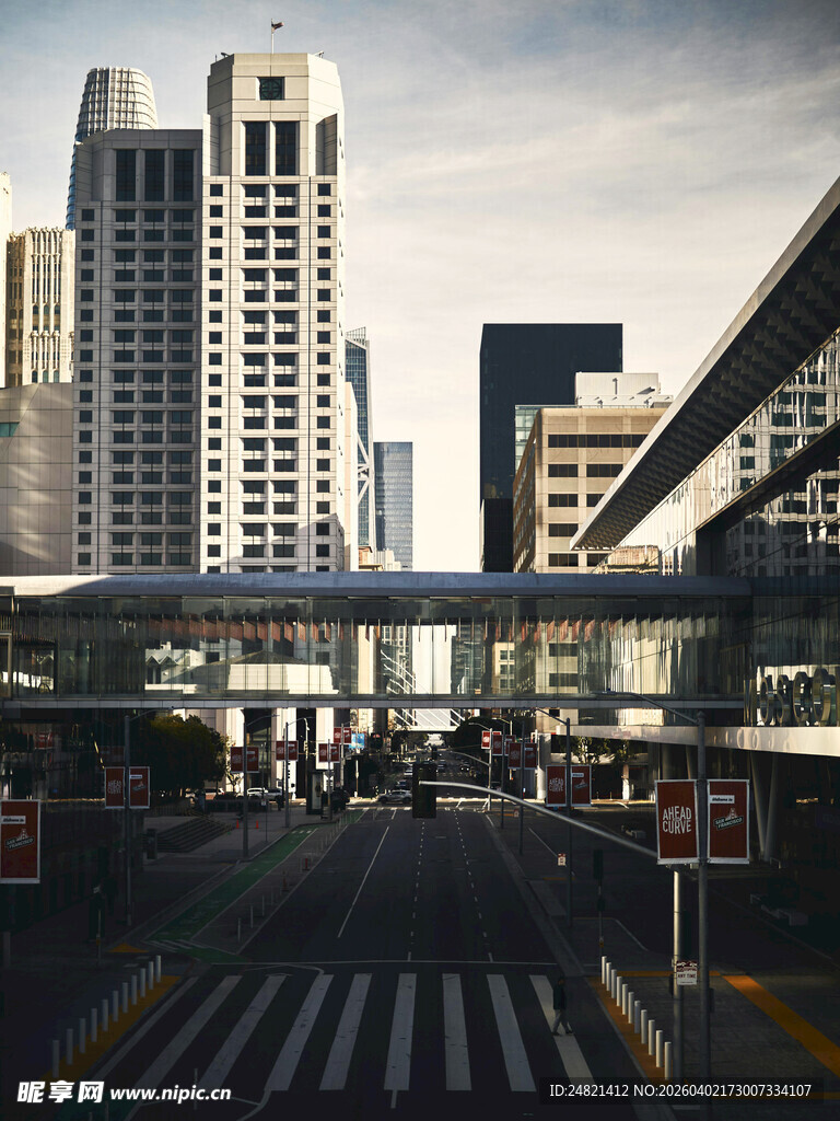 城市高架桥与摩天大楼景观