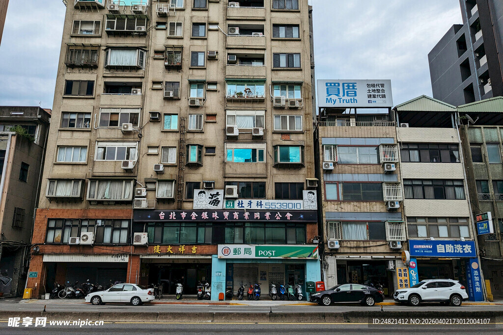 老旧城市街道的居民楼