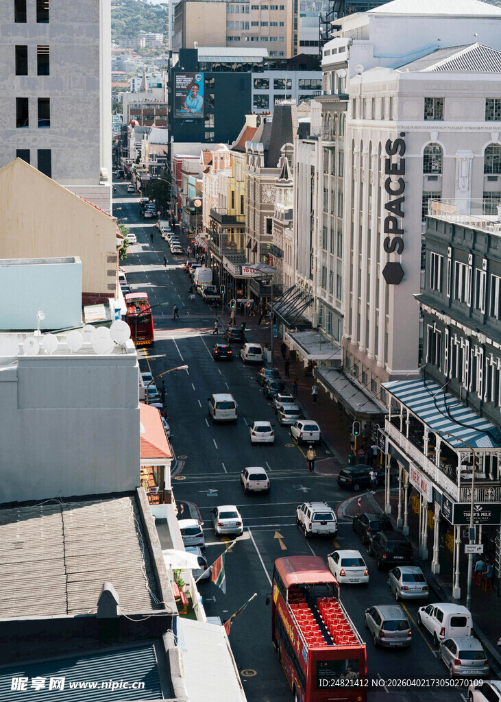 城市繁忙街道景象