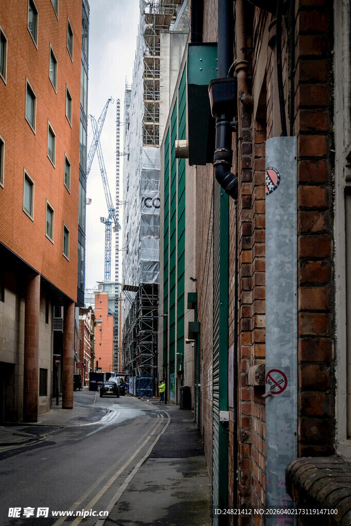 狭窄城市小巷景象