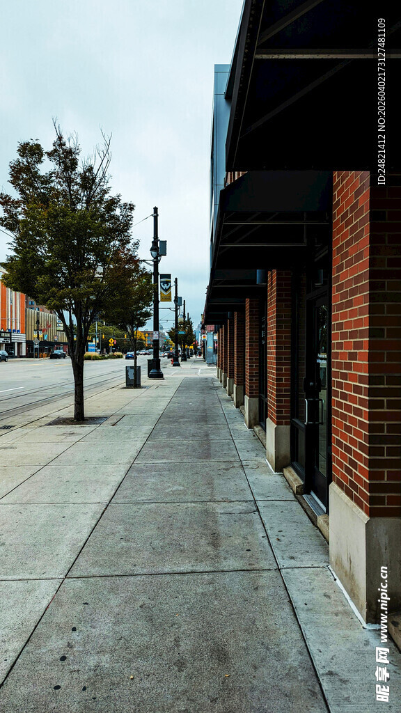 城市街道旁的红砖建筑步道