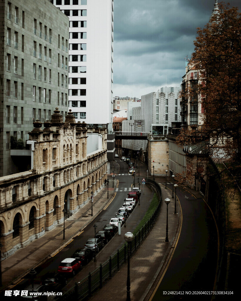 城市街道车流与建筑景观