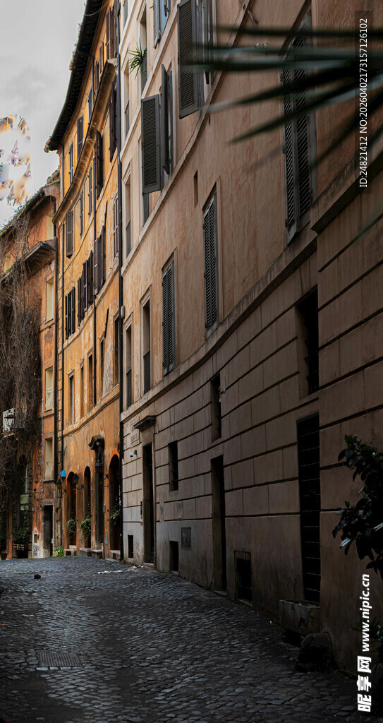 古老街道旁的欧式建筑