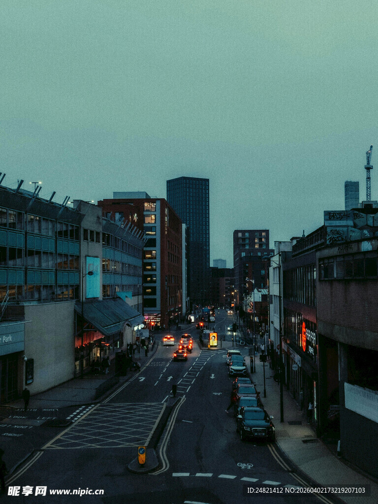 城市黄昏街道车流景象