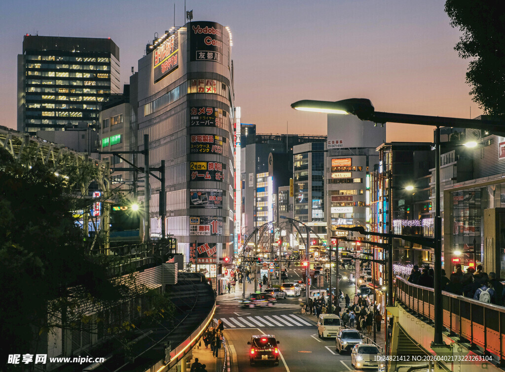 都市夜幕下的繁华街景