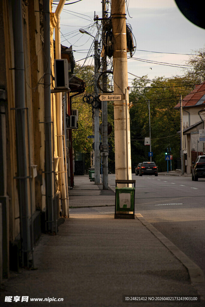 黄昏下的静谧街道一角