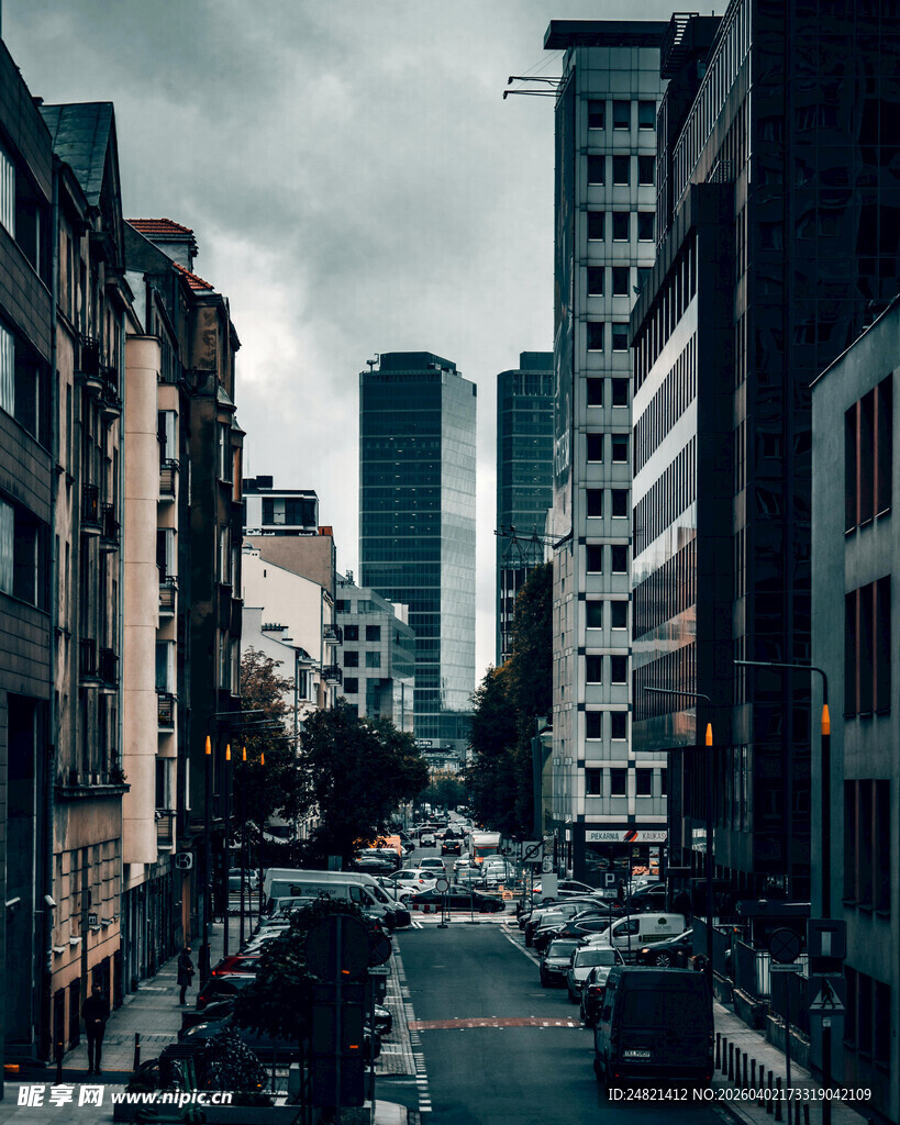 城市街道高楼间的车流