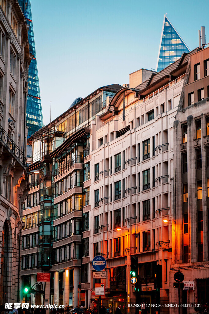 城市街景中的现代与历史建筑