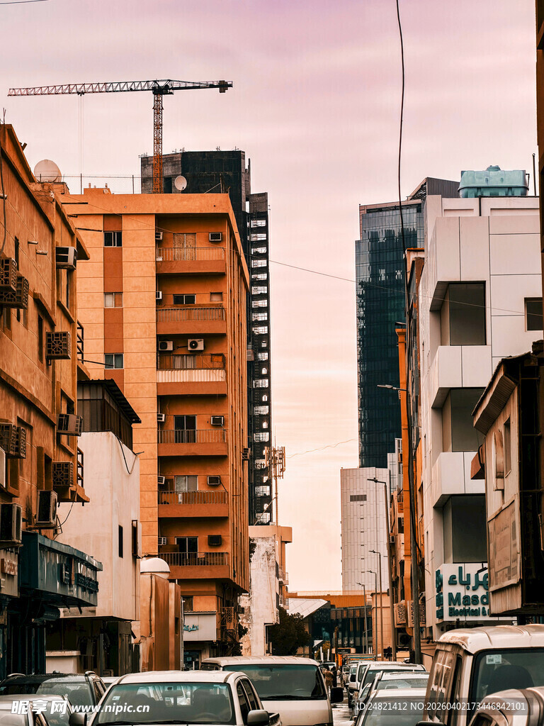 城市街道繁忙景象