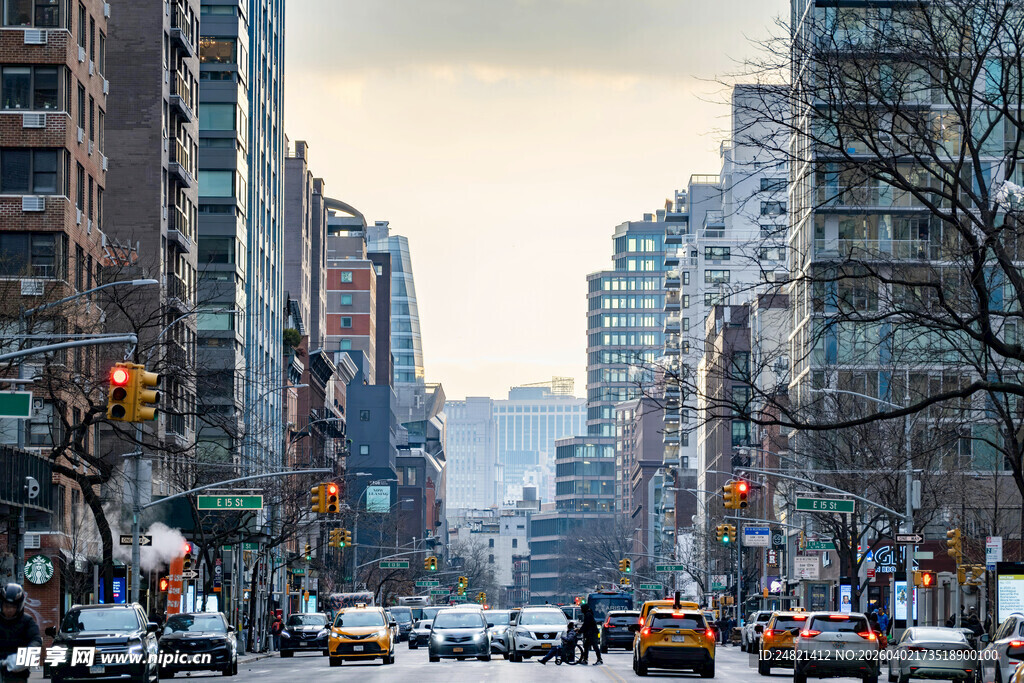 城市繁忙街道景象