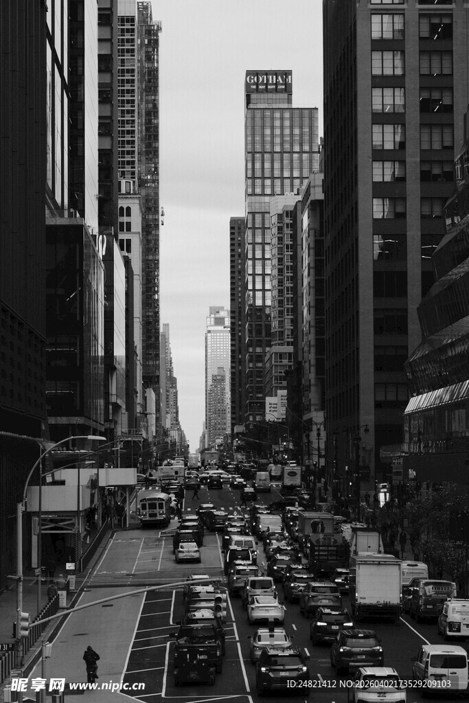 城市街道繁忙交通景象