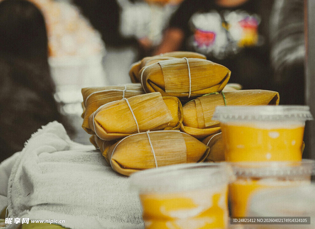 竹制容器装的美味食物