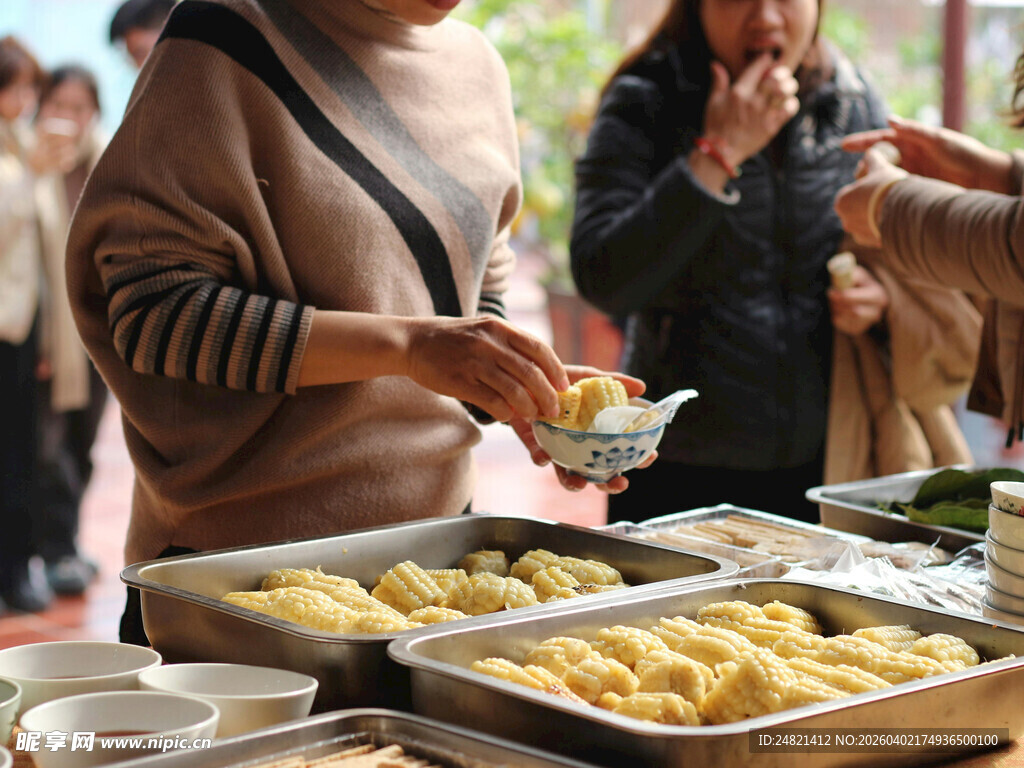 热闹集市中的美食摊位