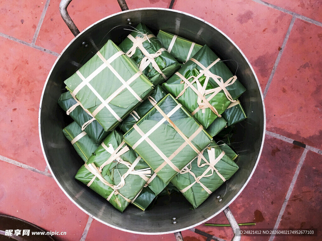 锅中叠放的美味竹筒粽子