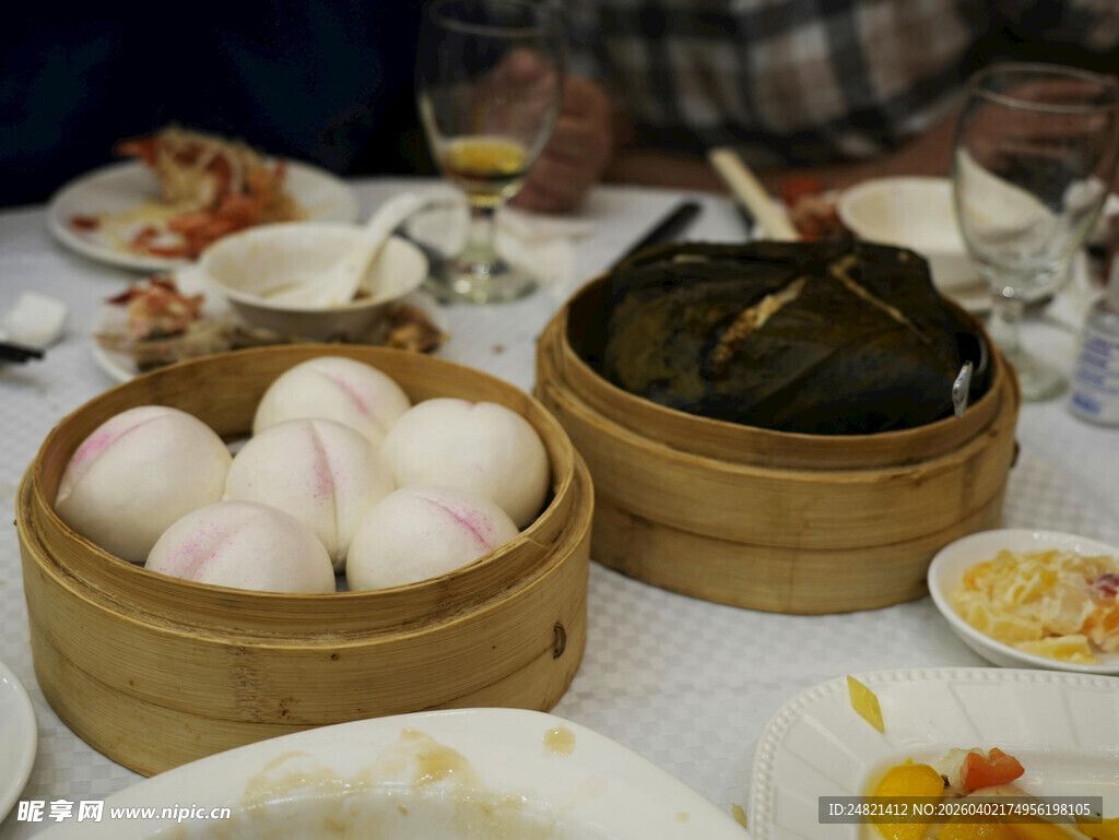 中式餐桌上的多样点心