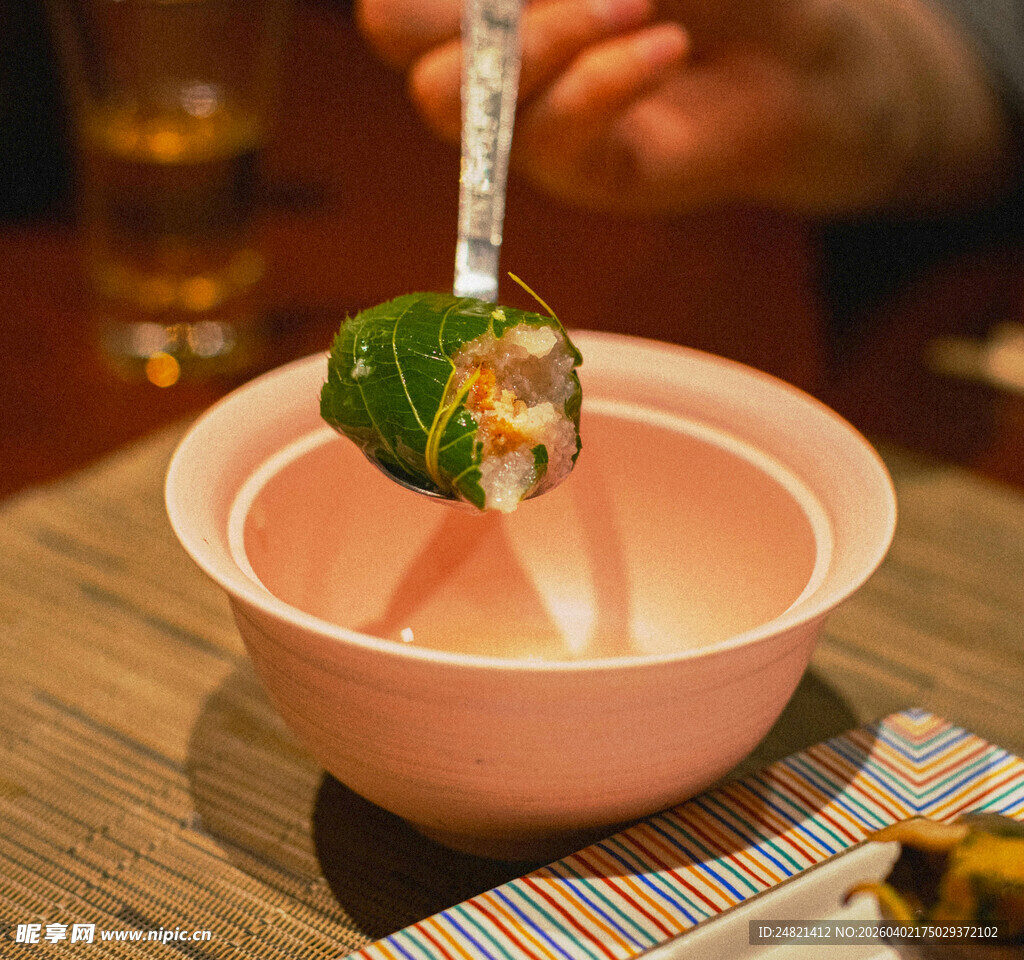 筷子夹寿司送入粉色碗中