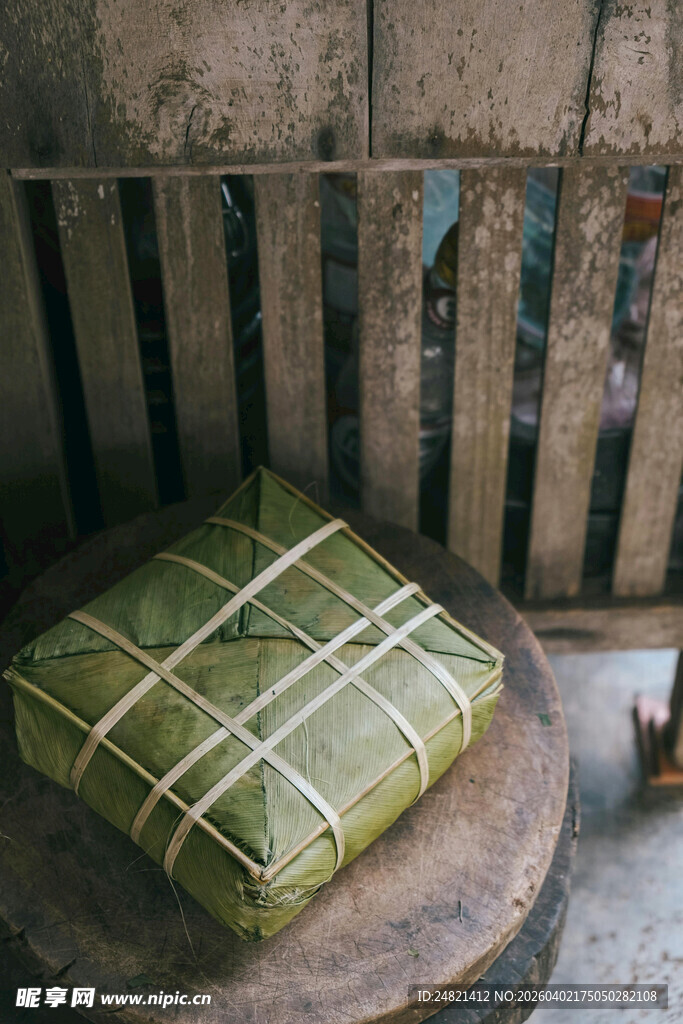 传统手工粽叶包裹的粽子