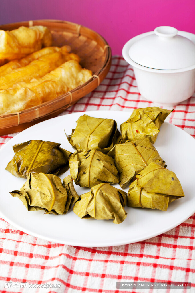 美味三角粽摆于红白格桌