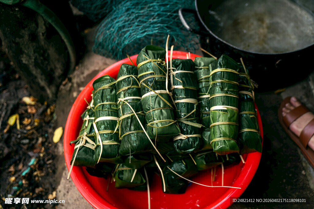 红盘中的美味竹叶糯米卷