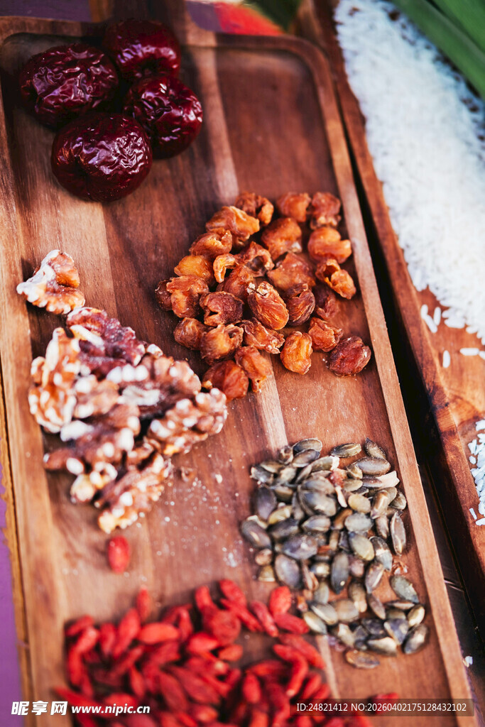 多样干果药材摆于木盘