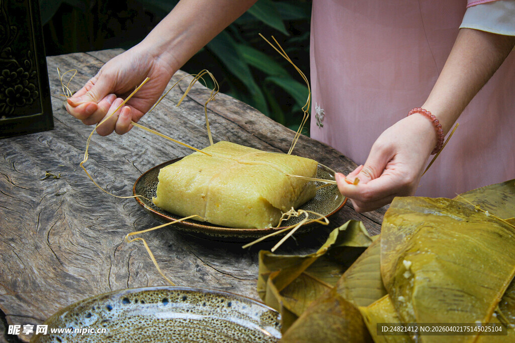 手工制作传统粽叶包裹食物