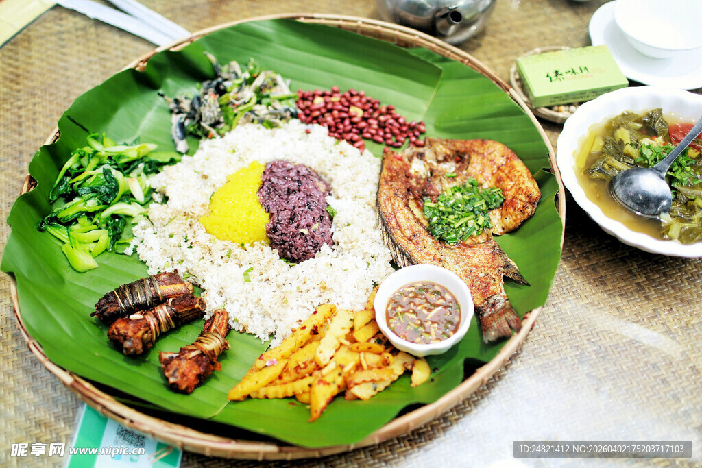 丰盛东南亚风味芭蕉叶餐