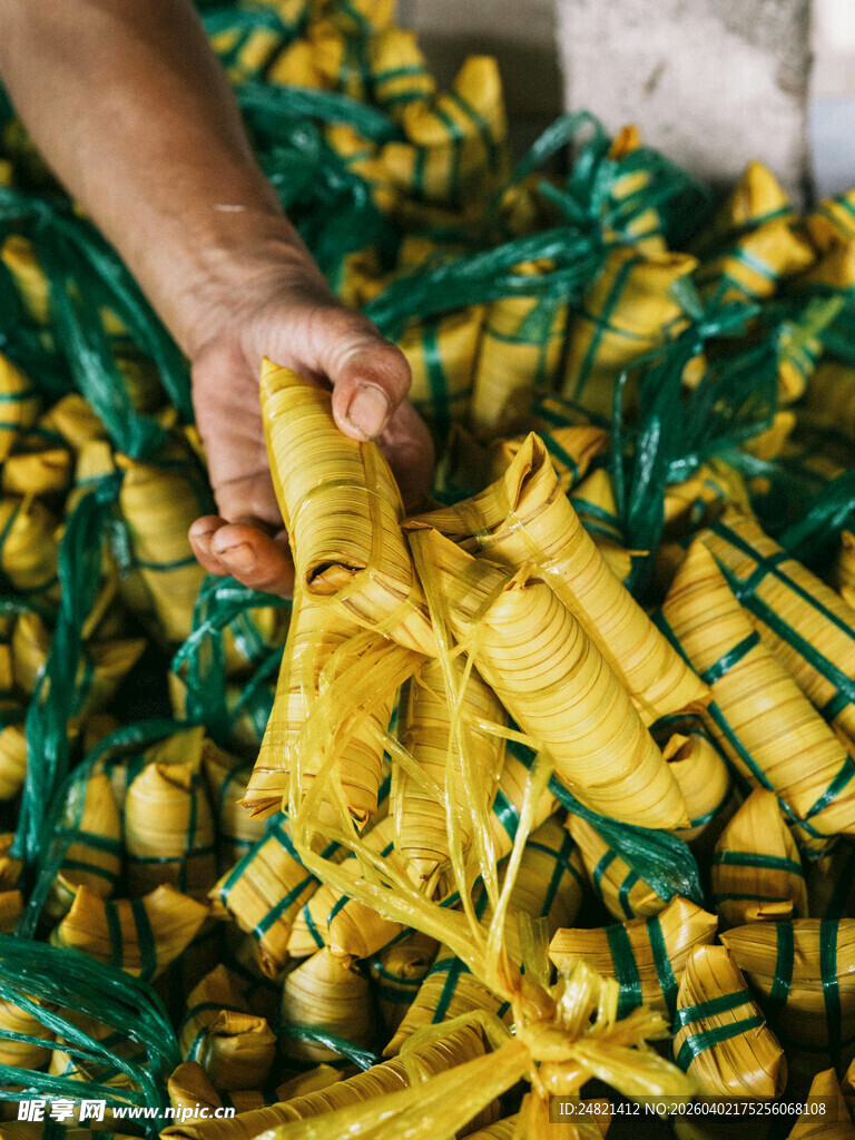 手抓黄色物件与绿绳场景