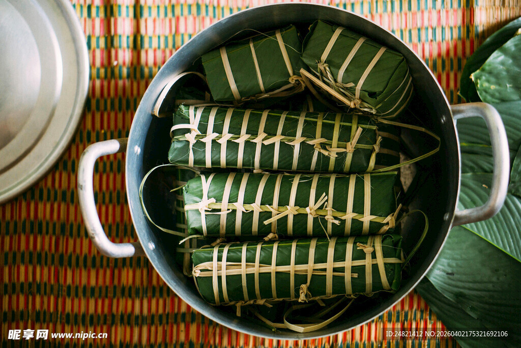 锅中粽叶包裹的美味食物