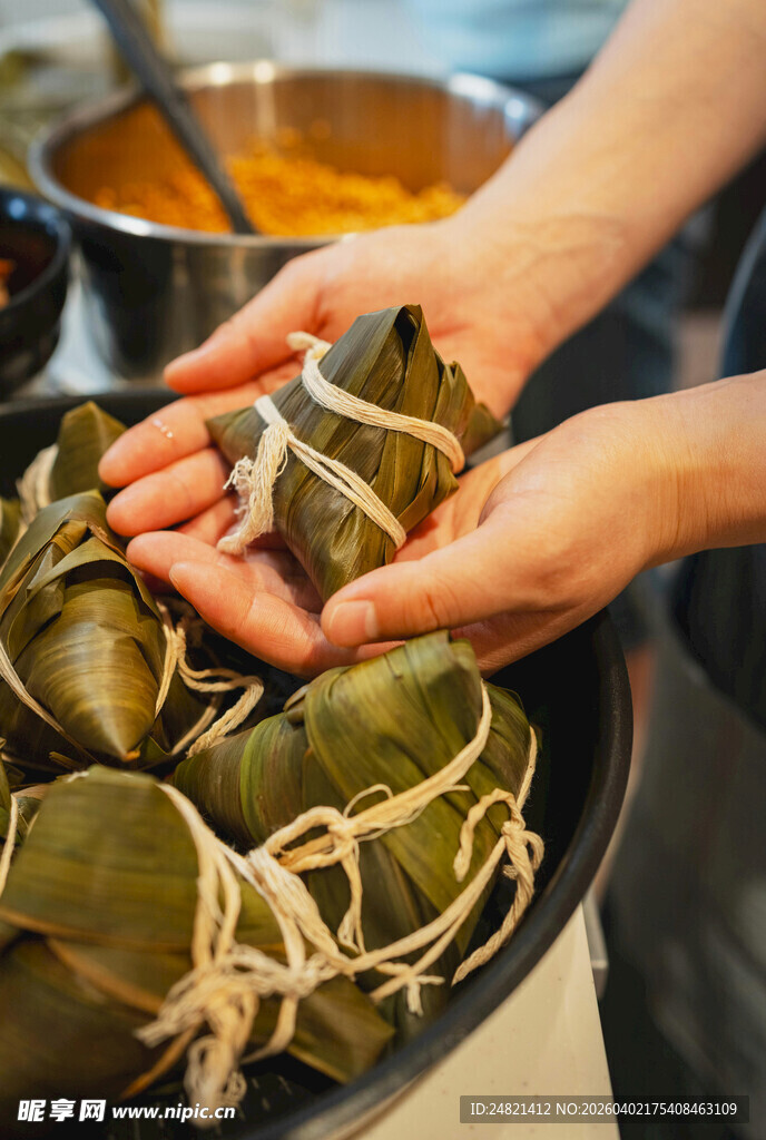 双手捧起美味传统粽子