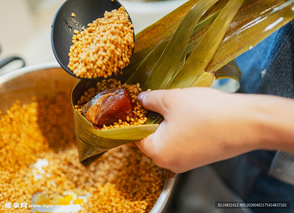 手工制作美味粽子瞬间