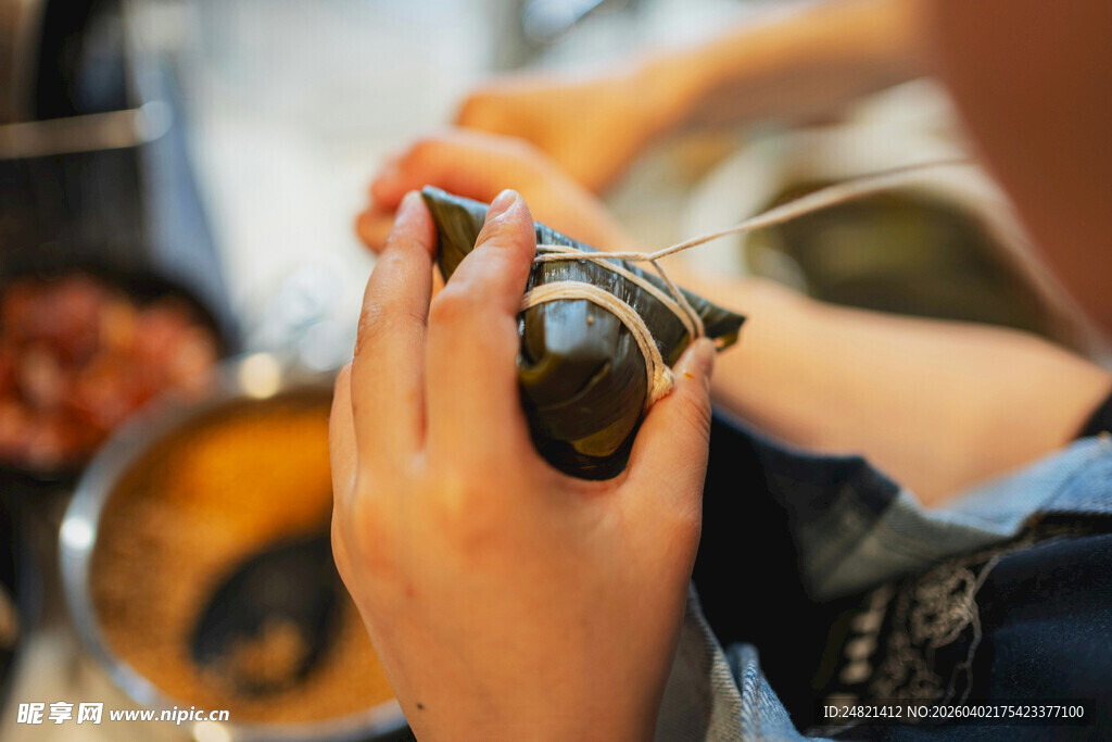 手工制作皮具的专注画面