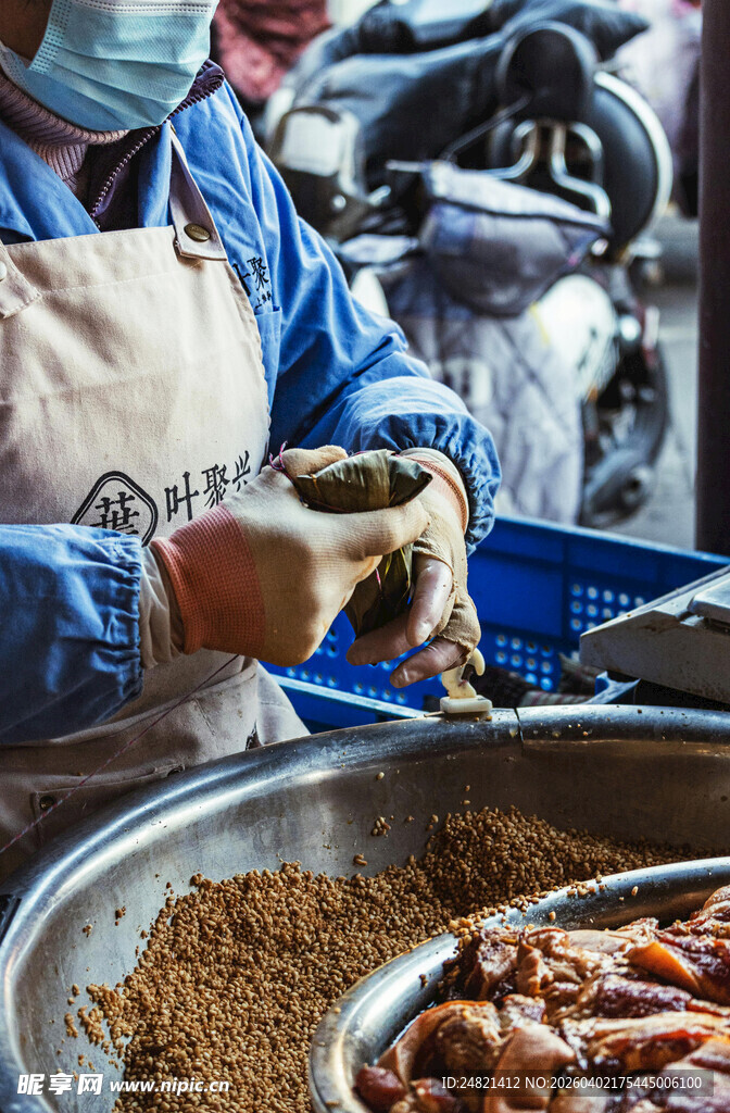 工人手工处理食材场景