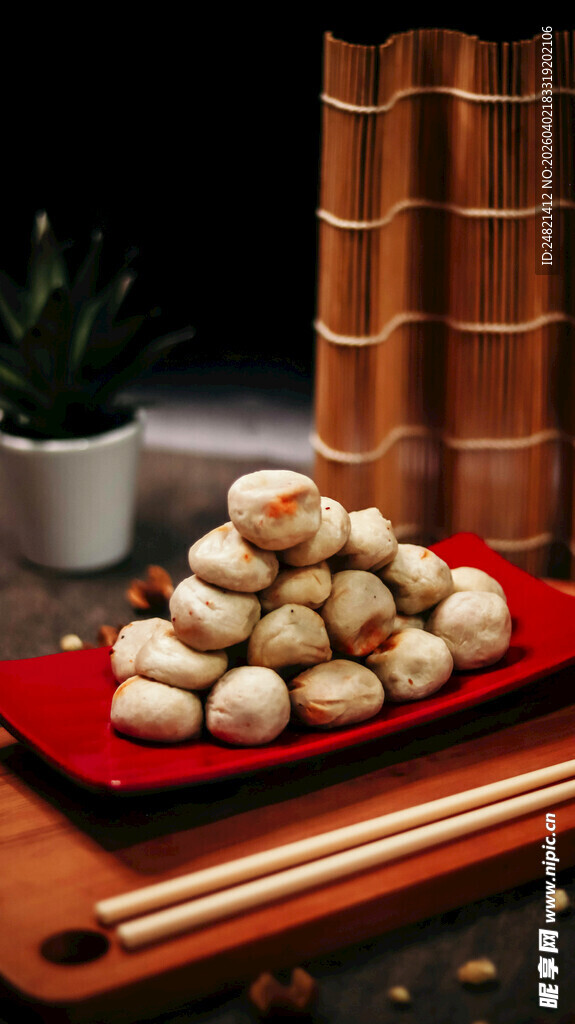 中式点心摆放在红盘上