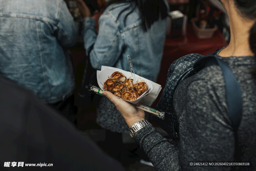 手持美食穿梭人群瞬间