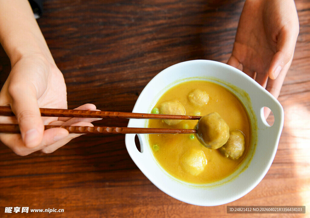 筷子夹取碗中黄色食物