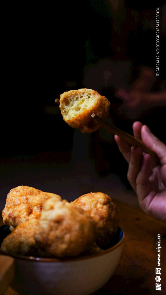 手持美味炸物