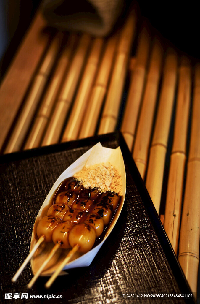 美味日式烤串摆于竹席上