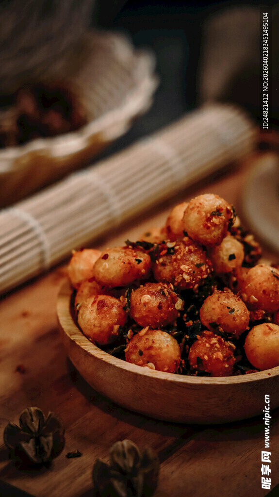 美味油炸小丸子摆于盘