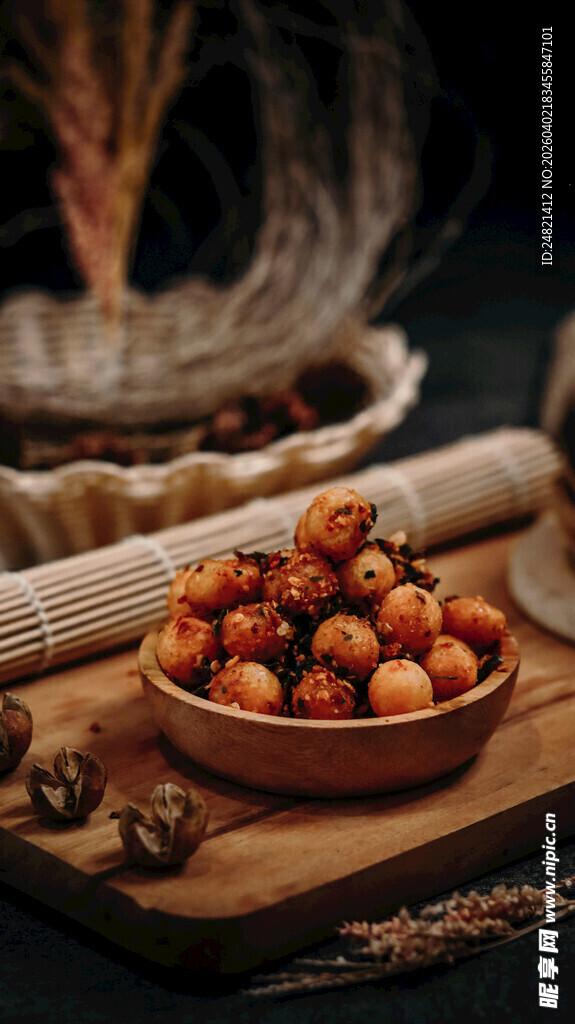 木盘里的美味榛子