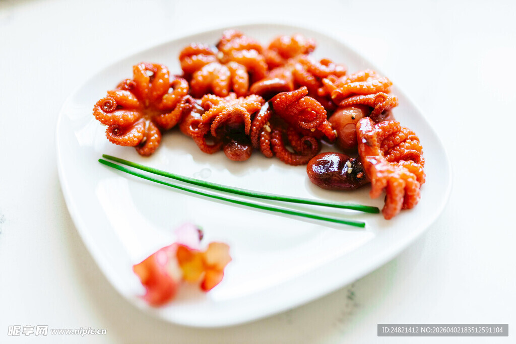 美味糖醋鱿鱼卷摆盘精致