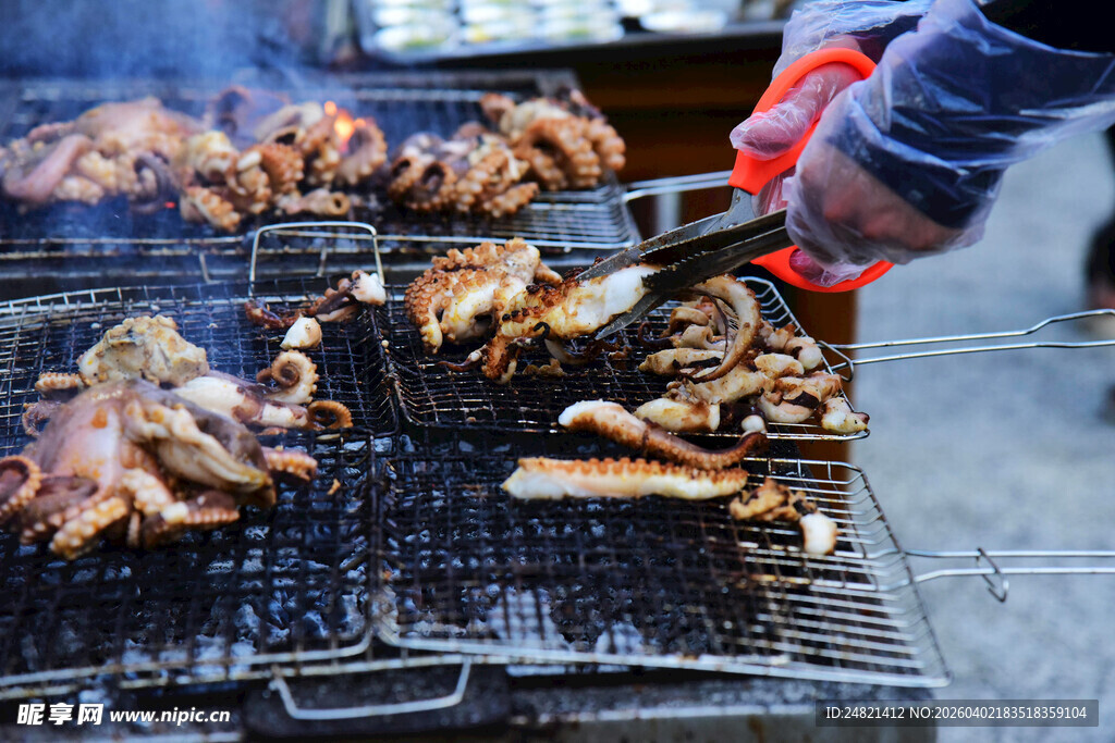 户外烧烤现场美味烤肉时刻