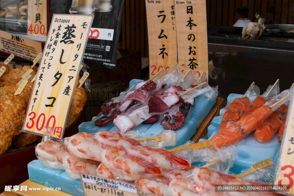日式海鲜摊陈列的多样食材