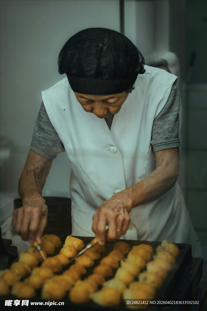 面点师专注制作糕点