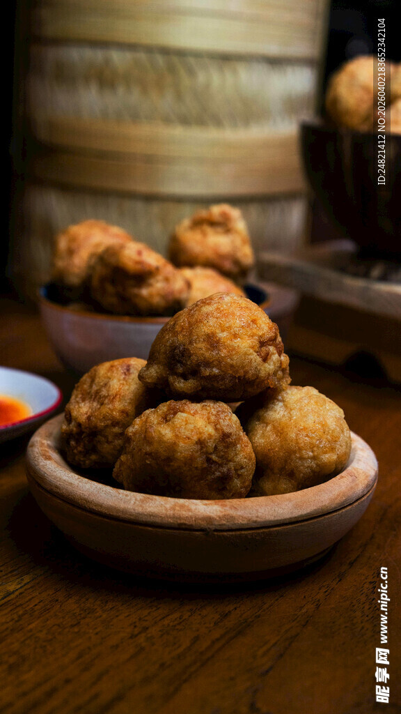 美味油炸丸子摆于木碗中