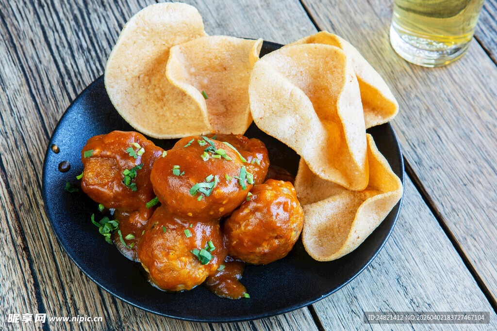 美味虾仁配香脆薯片