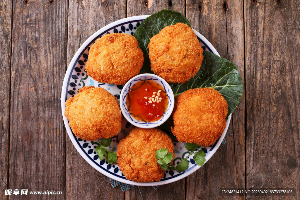 美味炸物配蘸酱摆盘精致