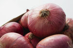 一堆新鲜紫皮洋葱