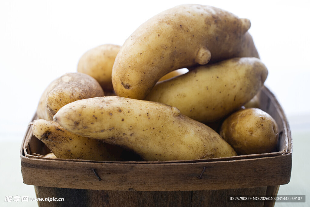 木篮中的新鲜土豆