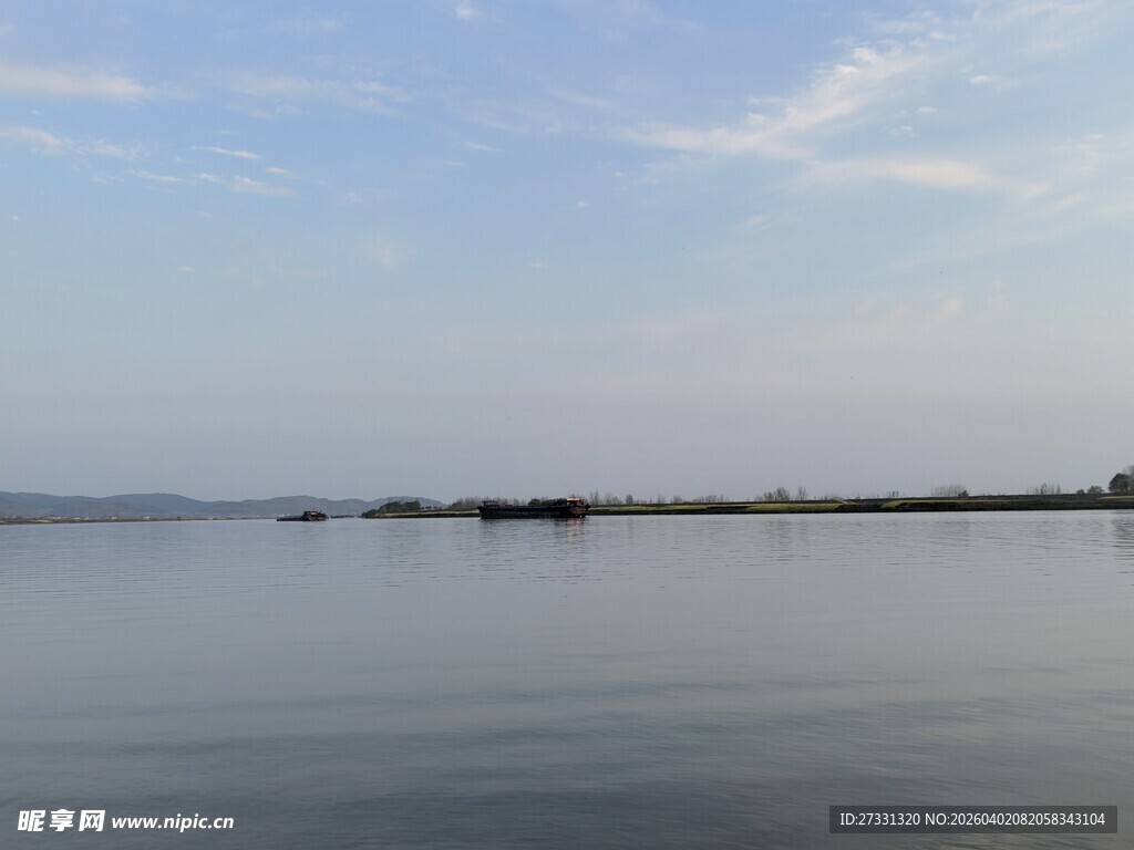 宁静湖面的开阔风光